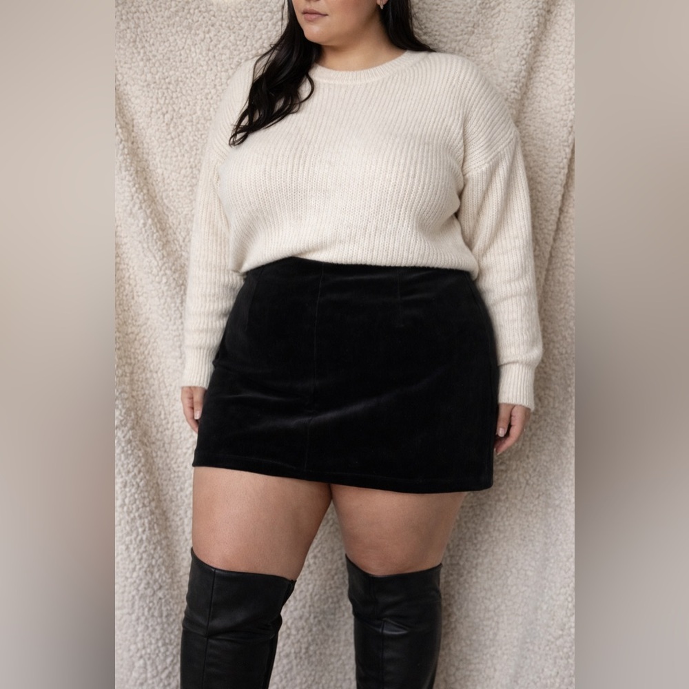 Express XL Women’s Black Velvet Mini Skirt